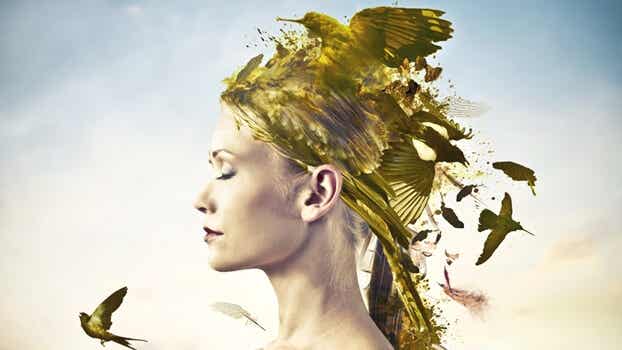 mujer con pájaros en la cabeza representando las frases de Alejandra Pizarnik