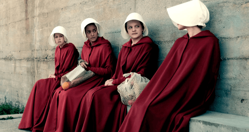 Mujeres sentadas hablando