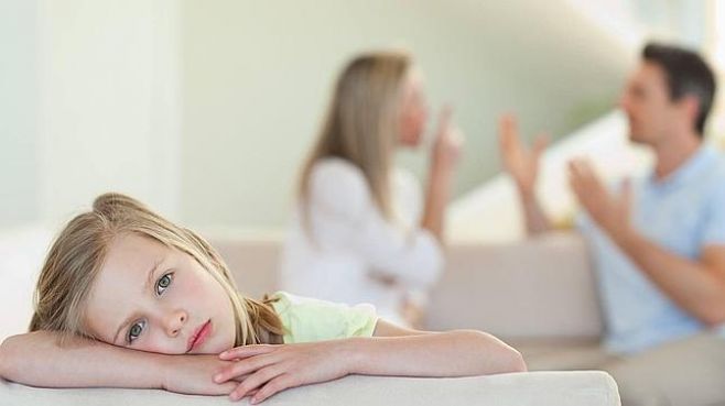 Niña triste porque sus padres discuten