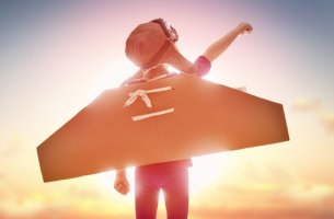 Niño con alas de avión para representar el efecto batman