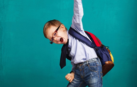 niño feliz con mochila representando como ser perseverantes
