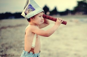 pequeño mirando por catalejo representando cómo criar niños independientes