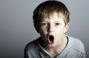 Niño agresivo