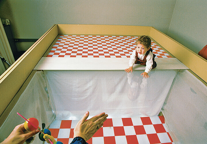 Niño gateando