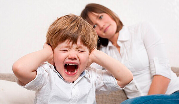 Niño gritando