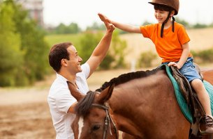 Niño montando a caballo