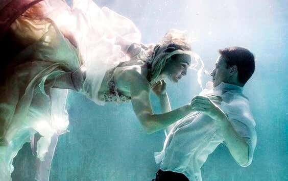 pareja debajo del agua representando las frases de La insoportable levedad del ser