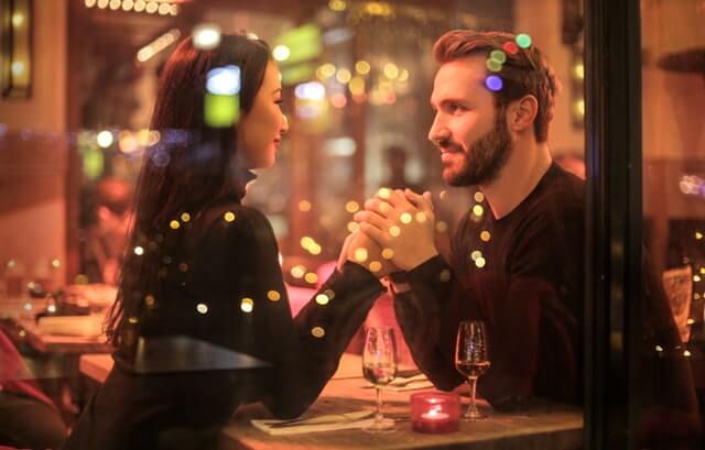 Pareja en un bar cenando
