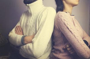 Pareja enfadada dándose la espalda