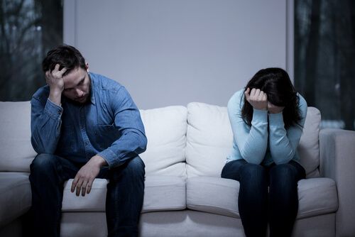 Pareja triste por las consecuencias de la sexsomnia