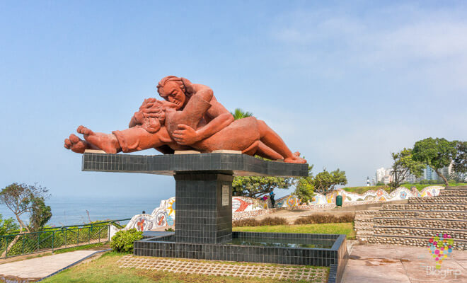 El beso representando los monumentos inspirados en el amor