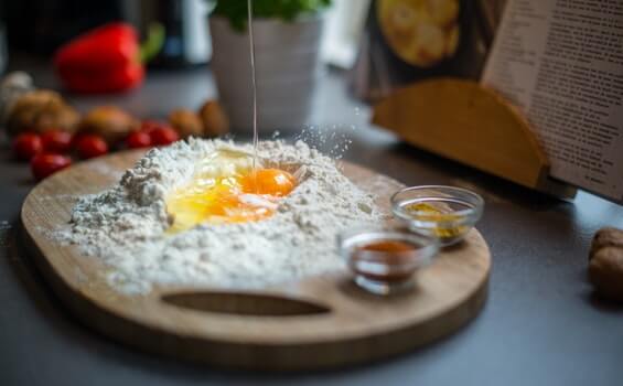 huevos sobre tabla en la cocina
