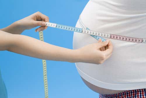 Persona con obesidad midiéndose la barriga