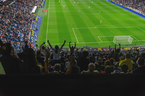 Personas viendo un partido de fútbol