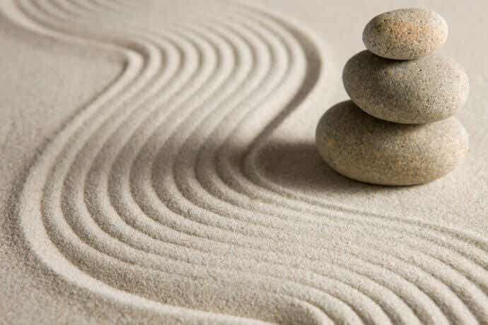 rocas sobre arena representando el coaching zen