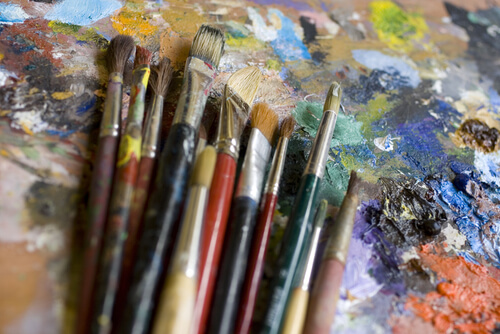 Pinceles con pinturas