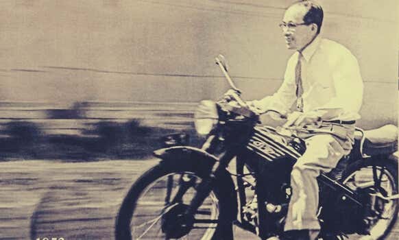 Soichiro Honda con su moto