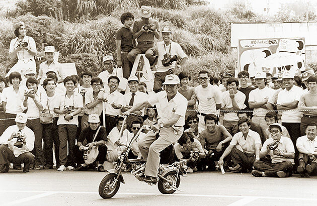Soichiro Honda con equipo de trabajo