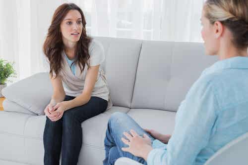 Terapeuta hablando con su paciente