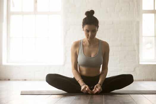 chica practicando yoga en casa representando el tratamiento según la teoría inflamatoria de la depresión