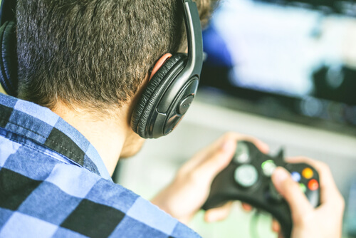Adolescente jugando a los videojuegos