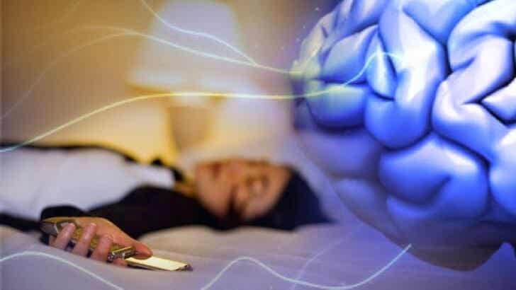 cerebro sufriendo el impacto del insomnio tecnológico