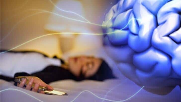 cerebro sufriendo el impacto del insomnio tecnológico