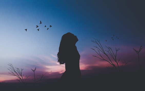 mujer al amanecer que busca aprender a valorarse