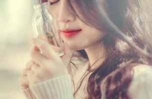 chica que piensa aprender a valorarse