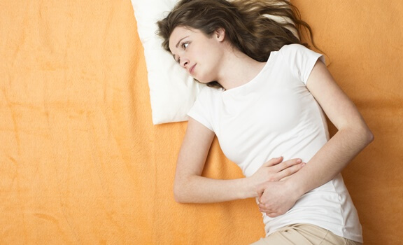 Chica que sufre Síndrome premenstrual