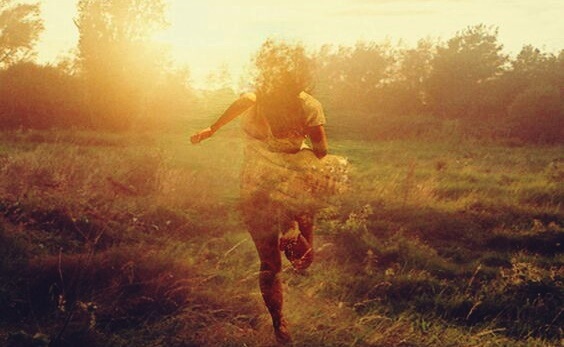 mujer corriendo representando las frases de aliento