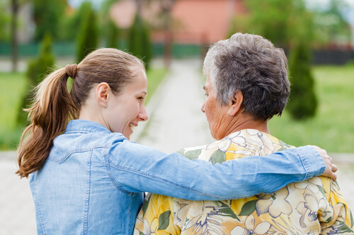 Chica cuidando de su abuela