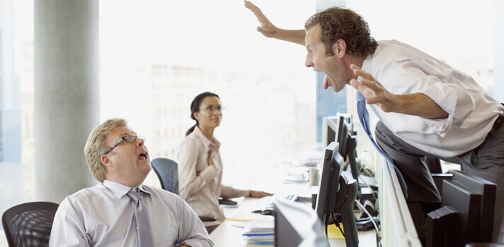 Compañeros de trabajo discutiendo