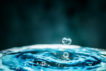 La teoría de las ondas sobre el agua y la piedra