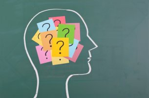 Dibujo de hombre con preguntas con preguntas en la mente para representar la reestructuración cognitiva