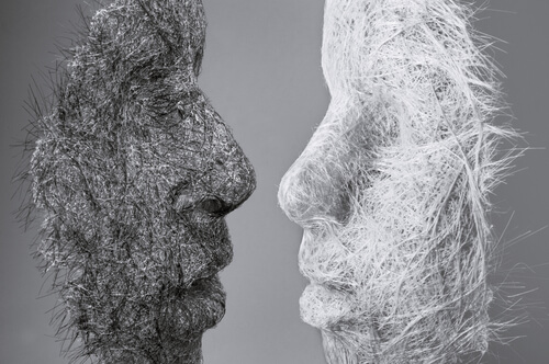Dos máscaras mirándose de frente simbolizando las caras del narcisismo
