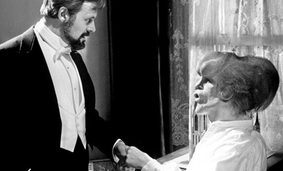 Anthony Hopkins en el hombre elefante