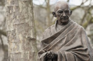 Estatua de Gandhi representando sus teorías sobre los pecados sociales