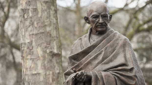 Estatua de Gandhi representando sus teorías sobre los pecados sociales