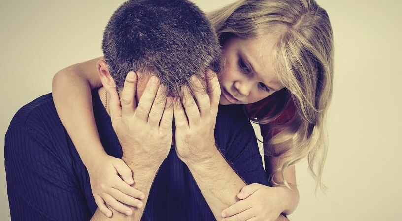 niña con su padre que representa a los hijos de padres con personalidad paranoide
