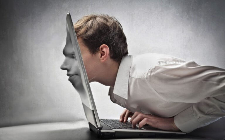 Hombre adicto a Internet