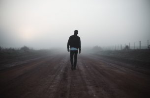 Hombre caminando en busca de sentido