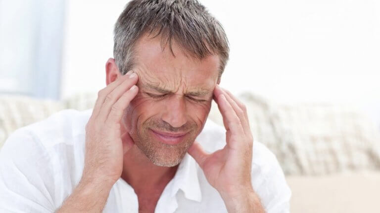 Hombre con neuralgia