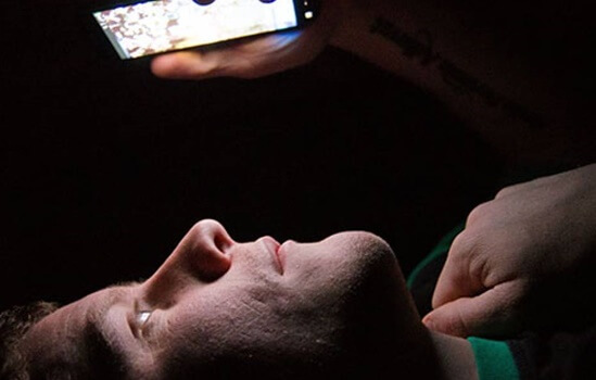 hombre que sufre insomnio tecnológico