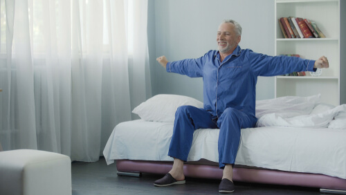 Hombre despertándose