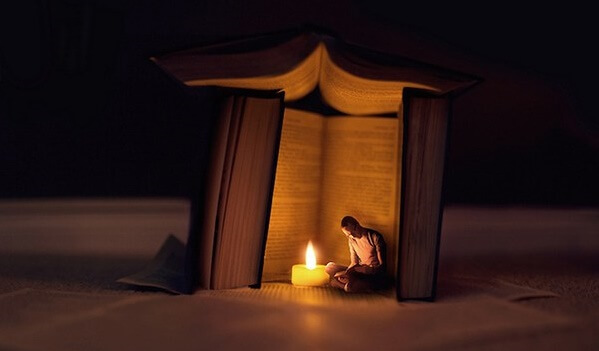 hombre entre libros teniendo experiencias visionarias