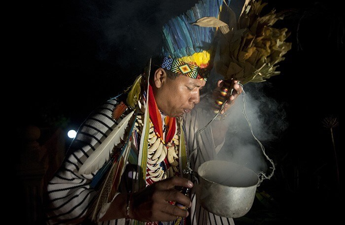 Hombre haciendo ritual