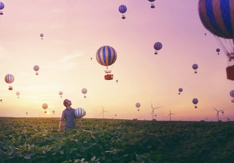 Hombre mirando globos