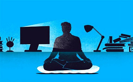 hombre que practica el mindfulness en el trabajo