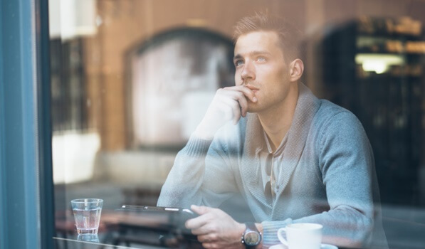 hombre que sufre ensoñación excesiva